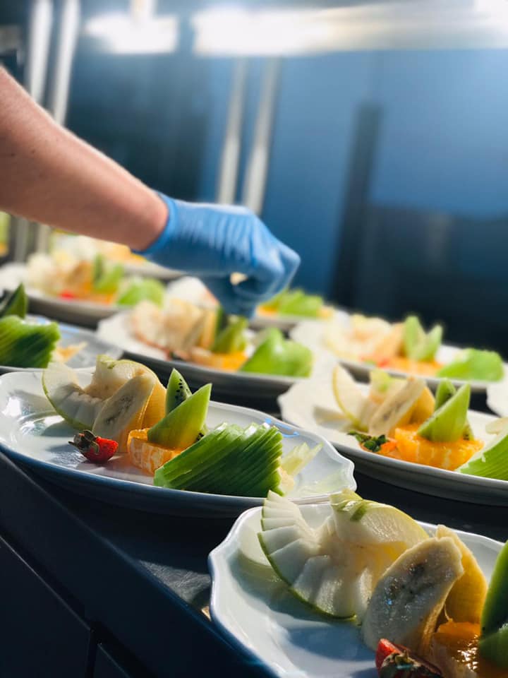 Ataşlar Catering mutfağında özenle hazırlanan tabaklar